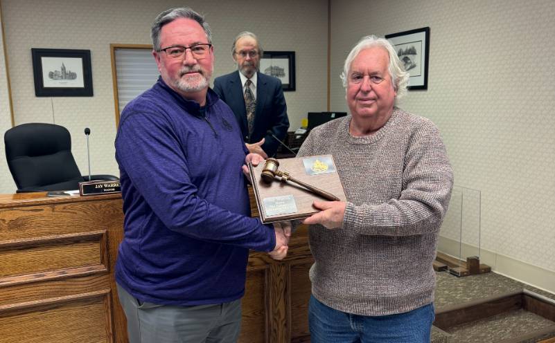 Chad Beeson becomes mayor of Ark City; Jay Warren honored at meeting