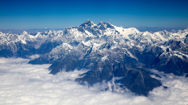 Hundreds of hikers hit by snowstorm on Mount Everest