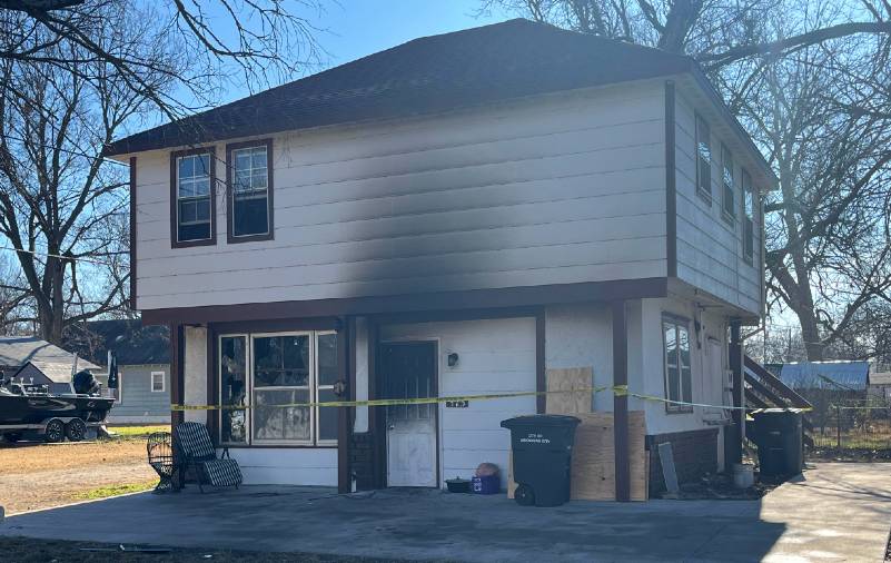Ark City fire works blaze Sunday at apartment in south part of the city