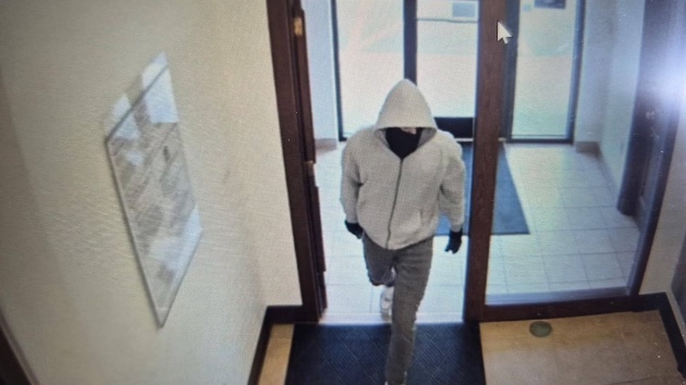 2 employees fatally shot in Kentucky bank robbery, person of interest in custody: Police